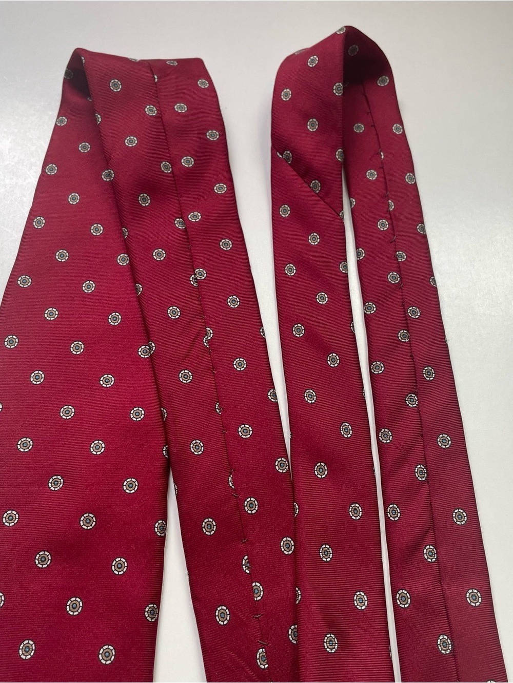 Christian Dior Mens Silk Tie
Burgundy Red Medallion Geometric
Pattern - Picture 3 of 11